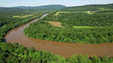 Berkeley Springs 'teki Panorama Tepesi' nde hava taraması, Appalachian Dağları 'ndaki WV çamurlu bir Potomac Nehri, Büyük Cacapon ve Hancock,.