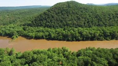 Büyük Cacapon, WV 'nin kırsal kesimindeki hava manzarası diğer taraftaki çamurlu Potomac Nehri ve Hancock' u gösteriyor..