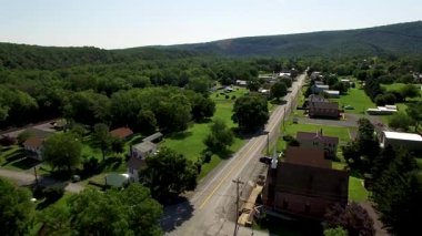 Batı Virginia 'nın Appalachian Dağları' ndaki Büyük Cacapon kırsalındaki Potomac ve Cacapon nehirlerinin kıyısındaki küçük kırsal kasaba üzerindeki hava manzarası..