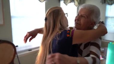 Güzel bir kadın ve yaşlı bir kadın birbirlerine sarılırlar..