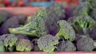 Bir çiftçi pazarında brokoli ile sağa kayın..