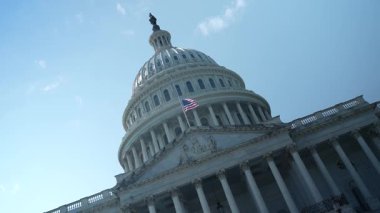 Birleşik Devletler Kongre Binası 'na yarım direkli bir açıyla yaklaşırken kaos, eğik bir açı, Washington, DC' deki hükümet merkezi berrak mavi gökyüzü ile güneşli bir günde..