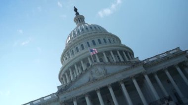 Birleşik Devletler Kongre Binası 'na yarım direkli bir açıyla yaklaşırken kaos, eğik bir açı, Washington, DC' deki hükümet merkezi berrak mavi gökyüzü ile güneşli bir günde..