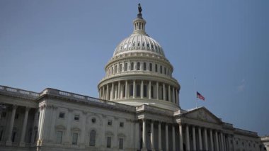 ABD Kongre Binası 'nın durağan manzarası, açık mavi gökyüzü ile güneşli bir günde Washington, DC' deki hükümet merkezi..