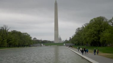 ABD Kongre Binası ve Washington Anıtı 'nın temeli ilkbaharda Lincoln Anıtı' nda görüldüğü gibi..