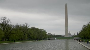 ABD Kongre Binası ve Washington Anıtı 'nın temeli ilkbaharda Lincoln Anıtı' nda görüldüğü gibi..