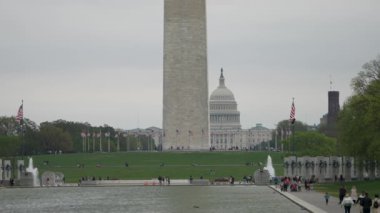 ABD Kongre Binası ve Washington Anıtı 'nın temeli ilkbaharda Lincoln Anıtı' nda görüldüğü gibi..