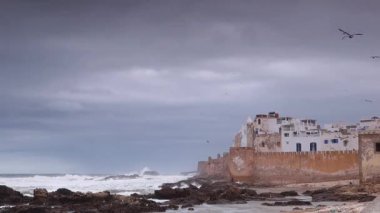 Fırtınalı bir günde Atlantik Okyanusu 'nun aktığı surlu kale şehri Essaouira, Fas.