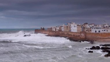 Fırtınalı bir günde Fas 'ın Essaouira kentinin yüksek konumundan orta açı görüntüsü..