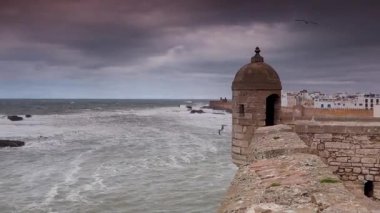Essaouira, Fas 'ın liman bölgesindeki ortaçağ kulesindeki nöbetçi karakolundan sola dönüyor..