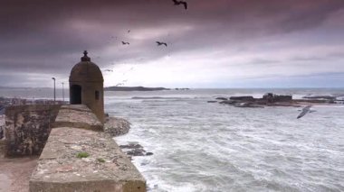 Fırtınalı bir günde Essaouira, Fas 'taki limana ve Atlantik okyanusuna bakan güçlendirilmiş levrek..