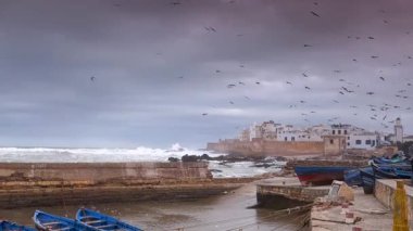 Fırtınalı bir günde Essaouira, Fas ve balıkçı teknelerinin geniş açılı görüntüleri..