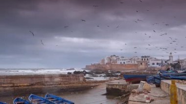 Fırtınalı bir günde Fas 'ın Essaouira şehrinin geniş bir görüntüsü..