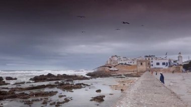 Fırtınalı bir günde Fas 'ın Essaouira kentinin geniş açılı bir manzarası var..