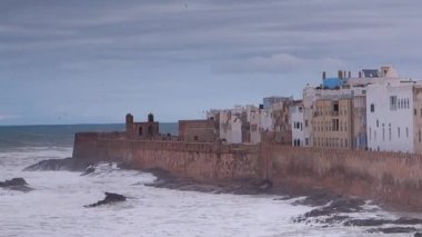 Fırtınalı deniz Essaouira, Fas 'a çarpıyor..