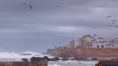 Fırtınalı bir günde Atlantik Okyanusu 'nun duvarlara çarptığı Essaouira, Fas' ın dar bir görüntüsü..
