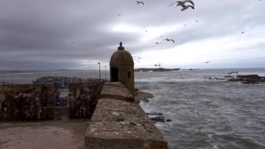 Fırtınalı bir günde Essaouira, Fas 'taki limana ve Atlantik okyanusuna bakan güçlendirilmiş levrek..