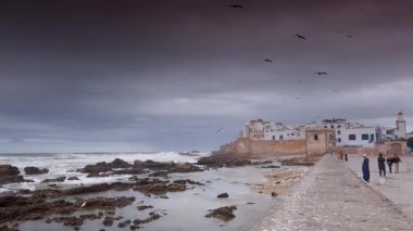 Fırtınalı bir günde Fas 'ın Essaouira kentinin geniş açılı bir manzarası var..