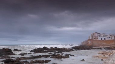 Fırtınalı bir günde Atlantik Okyanusu 'nun aktığı Essaouira, Fas' ın geniş açılı görüntüsü..