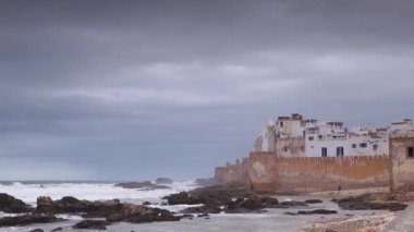 Essaouira, Fas Atlantik Okyanusu fırtınalı bir günde akın ediyor..