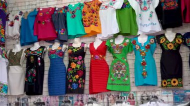 Kamera sol tarafta Merida, Yucatan, Meksika 'ya özgü renkli huipil bluzları gösteriyor..