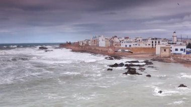 Fırtınalı bir günde Fas 'ın Essaouira kentinin yüksek konumundan geniş açı..