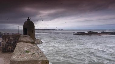 Fırtınalı bir günde Essaouira, Fas 'taki liman ve Atlantik Okyanusu' na bakan güçlendirilmiş levreğin geniş açılı görüntüsü.