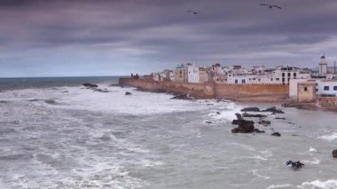 Fırtınalı bir günde Fas 'ın Essaouira kentinin yüksek konumundan geniş açı..