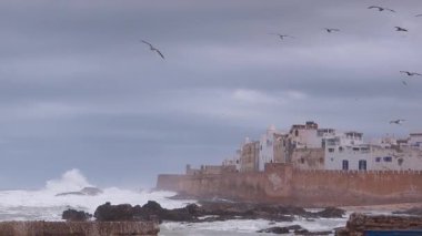 Fırtınalı bir günde Atlantik Okyanusu 'nun duvarlara çarptığı Essaouira, Fas' ın dar bir görüntüsü..