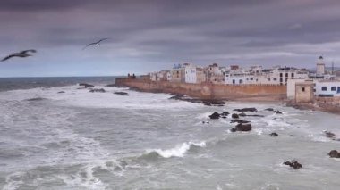 Fırtınalı bir günde Fas 'ın Essaouira kentinin yüksek konumundan geniş açı..