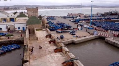 Essaouira, Fas 'taki liman ve Atlantik Okyanusu' na geniş açılı bir açıyla bakıyor..