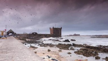 Fırtınalı bir günde Essaouira, Fas 'a giriş ve limanın geniş açılı görüntüsü.