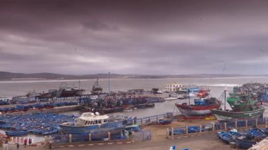 Essaouira, Fas 'taki liman ve Atlantik Okyanusu' na geniş açılı bir açıyla bakıyor..