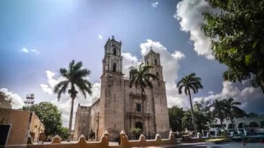 Sokaktan San Gervasio Katedrali 'ne Pushin, Valladolid, Yucatan, Meksika.