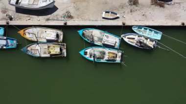 Aşağıya bakan hava manzarası ve sağa kayan kamera Meksika limanındaki küçük ahşap balıkçı teknelerini gösteriyor..