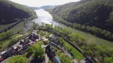 Harper Ferry, Batı Virginia 'nın çarpıcı hava perspektiflerini, bereketli manzarayı, tarihi yerleri ve Potomac Nehirleri' nin güzelliğini ve huzurunu vurguluyor..