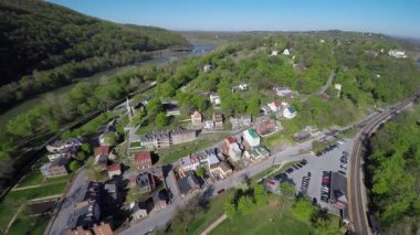 Harper Ferry 'nin geniş hava görüntülerini keşfetmek zengin tarihini, bereketli manzaralarını ve Batı Virginia' nın bu pitoresk bölgesindeki ikonik Potomac Nehri 'ni gözler önüne sermek..