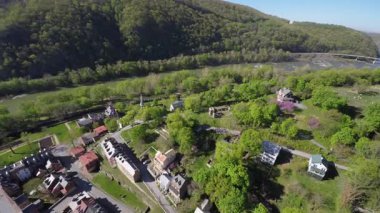 Harpers Ferry West Virginia 'nın nefes kesen hava manzarasını deneyin. Tarihi yerleri, yemyeşil alanları ve güzel nehir manzaralarını sergiliyor..