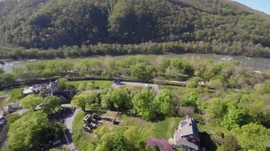 Harper Ferry, Batı Virginia 'nın çarpıcı hava manzaraları zengin tarihini, güzel manzaralarını ve Potomac Nehri' nin birleşimini gözler önüne seriyor..