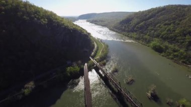Harpers Ferry 'nin çarpıcı hava perspektiflerini keşfetmek, Potomac Nehri' ni vurgulamak, tarihi simgeler ve Batı Virginia manzarasının doğal güzelliği..