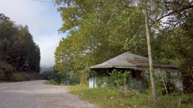 Kamera, Batı Virginia 'da terk edilmiş bir kömür madencisi restoranına giriyor..