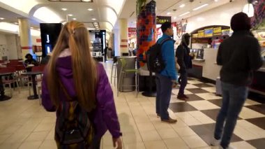 Washington, DC 'deki Washington Union İstasyonunda yürüyen bir kadın..