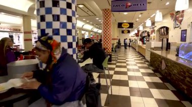 Washington, DC 'deki Washington Union İstasyonunda yürüyen bir kadın..