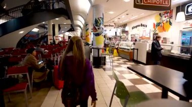 Washington, DC 'deki Washington Union İstasyonunda yürüyen bir kadın..