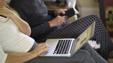 Dizüstü bilgisayarında bir kadının, el bilgisayarını açan başka bir kadının yanında yakın plan fotoğrafı..