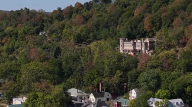 Berkeley Springs, Batı Virginia 'nın büyüleyici manzaralarının üzerinde süzülür, canlı yaz renkleri sergiler ve yemyeşil çimenlikte yuva yapmış tarihi mimari.