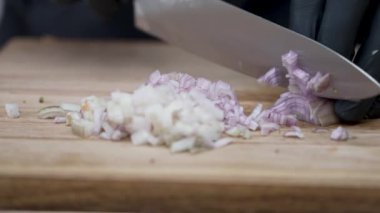 Kesme tahtasındaki Shallot Soğanları Dilimleme