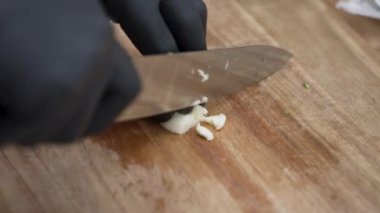 Kesme tahtasında sarımsak dilimleme