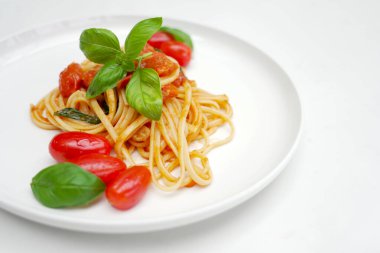 İtalyan Domates ve Basil Linguine Spagetti