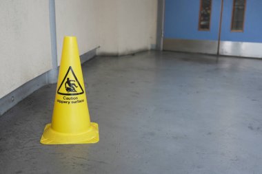 Islak Güvenlik Konisi Uyarıldığında Kaygan